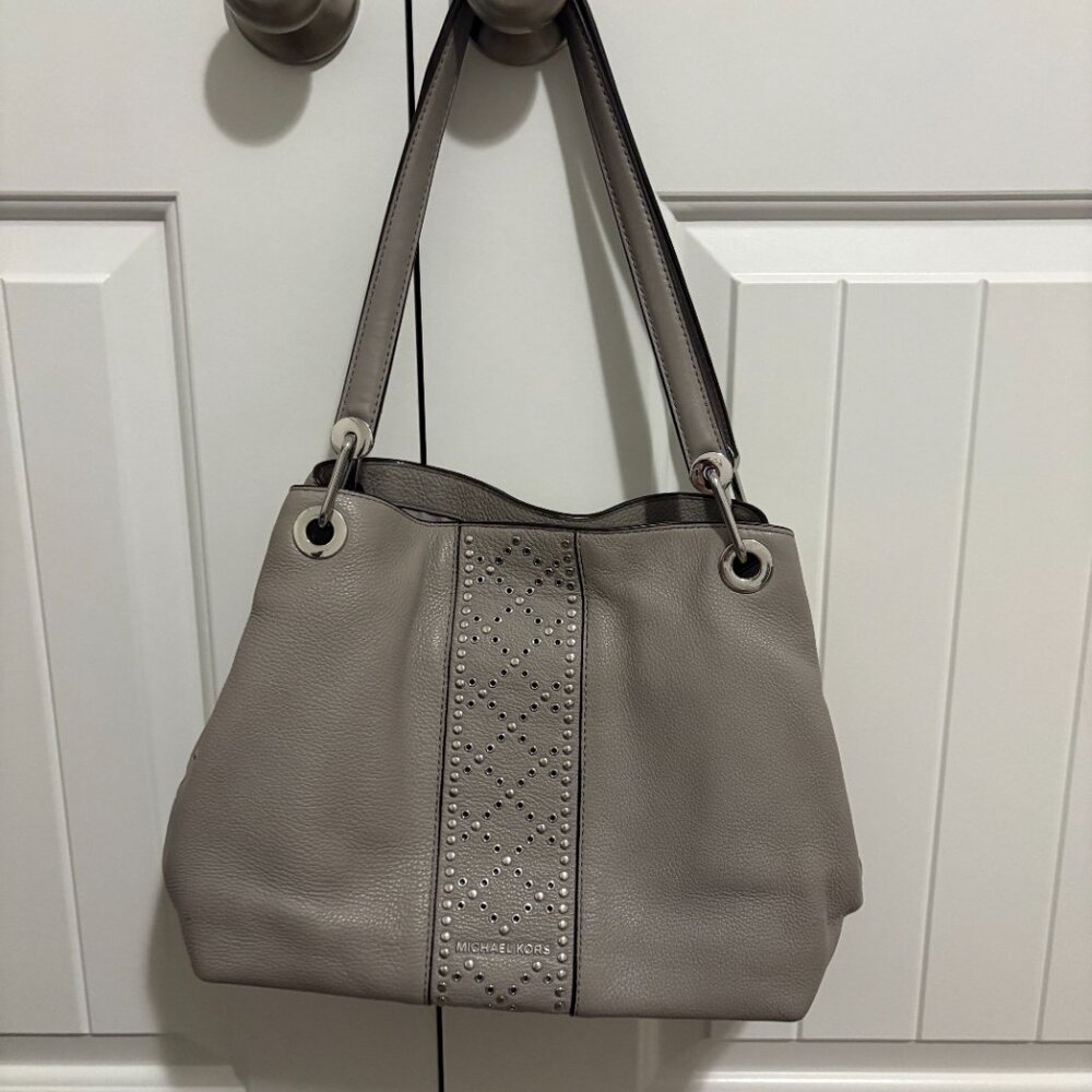 🪢2/$100🪢 MICHAEL KORS Satchel Bag, metal stud embellishment